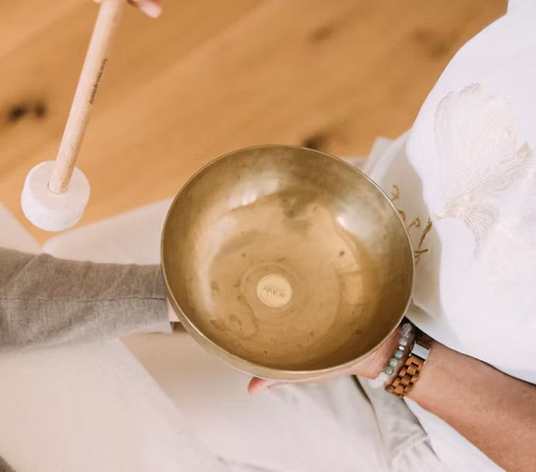 Klangschale bei Basis Klangmassage